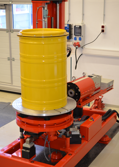 Foto eines typischen segmentierten Gamma-Scanners mit elektro-gekühltem HPGe-Detektor bei der Messung eines 200-L Abfallbehälters